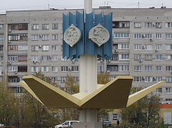 В голубизну и золото одели памятную стелу к 25-летию Волжского 