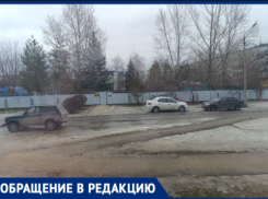 «Обещали, что такого не будет»: открытие семейного центра в Волжском превратило ближайшие дворы в сплошную парковку