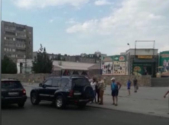 Орущую девушку пытались затащить в иномарку в Волжском
