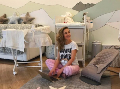 Звездная мама из Волжского продолжила свое творчество среди пеленок