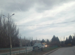 Влетел в ограждение на полной скорости: в Волжском из-за лихача перекрывали движение