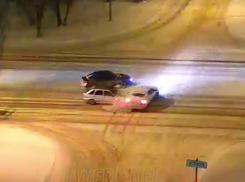 Везучий водитель стал свидетелем аварии в Волжском в сантиметрах от него