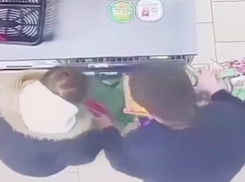 В Волжском молодые супруги пронесли мимо кассы продукты на 8 000 рублей, попав на видео