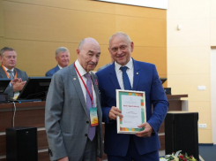 Директор центра Шумакова отблагодарил главу Волжского Игоря Воронина