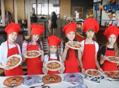 Юные красотки приготовили аппетитную пиццу в Волжском