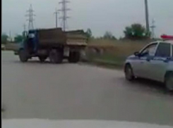 ЗИЛ протаранил «Фольксваген» на аварийно-опасной улице в Волжском 