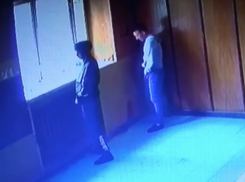 Джентельмены Волжского обмочились в подъезде жилого дома