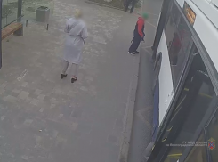Падение пенсионерки из троллейбуса в Волгограде попало на видео
