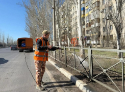 Чистоту наводят на дорогах Волжского после зимы