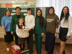 Участник СВО прислал школьнице из Волжского корзину конфет