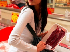 Добычей грабительницы из Волжского стали кофе и колбаса