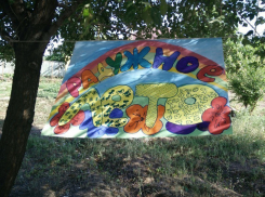 Пожилая волгоградка разглядела в яркой детской площадке гомопропаганду 