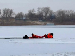 В Волжском ребенок едва не погиб, провалившись под лед