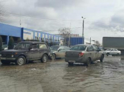 Все утонем: огромная лужа на улице Волжского превращает автомобили в Титаники