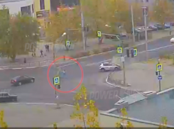 Напротив храма женщина-водитель такси выпала из машины на ходу