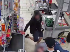 В Волжском осуждены подростки, зверски избившие мужчину в магазине за замечание