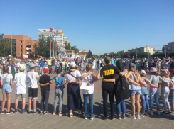 «Алые паруса» под гитару звучали на площади