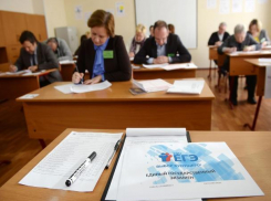 В Волжском родители вернулись за школьные парты
