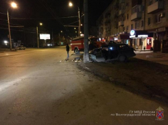 На севере Волгограда легковушка врезалась в столб: водитель скончался в больнице