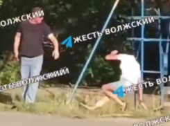 Бои без правил на детской площадке: волжанин решил силой что-то доказать женщине