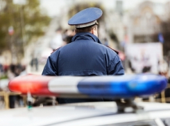 Под Волгоградом Nissan перевернулся в кювет: пострадали пятеро человек, включая двоих детей