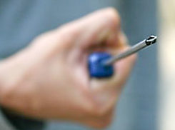 У волгоградца отняли два мобильника безработные с отверткой