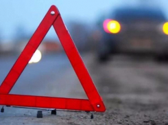 Автоледи протаранила припаркованый автомобиль и покалечила двух пешеходов в Волжском