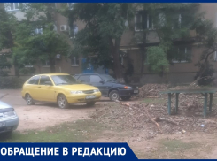 В Волжском детская площадка превратилась в автостоянку