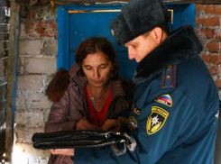 После гибели трех детей в пожаре по улицам Ленинска прошли спасатели