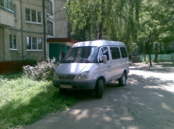 Уставшие от припаркованных во дворе маршруток волжане могут пожаловаться в мэрию