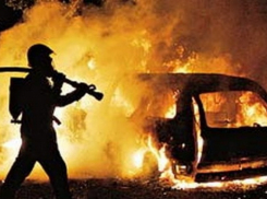 Под Волгоградом пироманы вновь спалили три новые иномарки