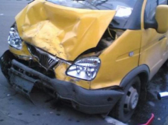 В Волжском прыткий маршрутчик протаранил иномарку