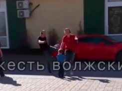 Волжские телеграм-каналы сообщают о нападении таксиста на женщину с ребенком