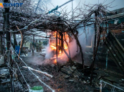 В Волжском на острове Зеленый сгорел двухэтажный дом 
