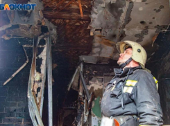 Горела двухэтажка под Волжским: огонь раскинулся на 2 постройки