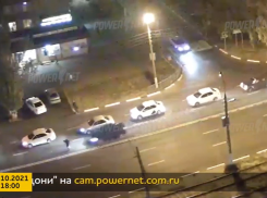 Появилось видео с места ДТП, где женщина попала под колеса иномарки в Волжском
