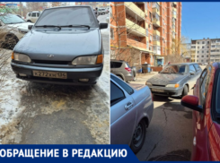 В Волжском автохам-рецидивист блокирует машины, игнорирует тротуары и возмущения соседей