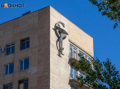 В Волжском 24-летняя девушка скончалась в реанимации после падения из окна