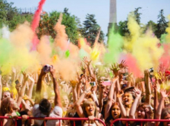 Публикуем полную программу Дня молодежи: в Волжском подготовили чемпионат по автозвуку, фестиваль красок и караоке-батл 