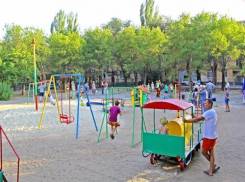 Новую детскую площадку разбили во дворе многоэтажки в Волжском 