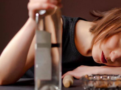 Свою 15-летнюю дочь спаивала женщина под Волжским