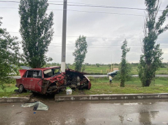 Водитель «шестерки» доставлен в больницу после «поцелуя» со столбом в Волжском