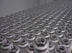 Мужчина из Турции пытался пройти таможенный контроль, набив гайками карманы