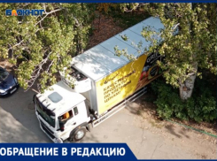 Большегрузы разгружают товар во дворе Волжского: жители просят сделать заезд к магазину