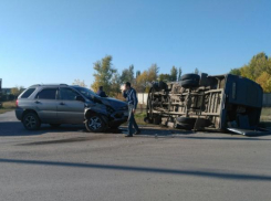 Перевернутая «Газель» оказалась на обочине после ДТП в Волжском