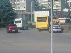 Маршрутка «притерла» автобус на оживленном перекрестке на площади Ленина в Волжском 