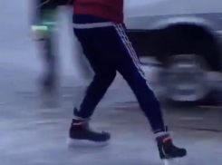 Изобретательные экстремалы устроили шорт-трек на тонком льду в Волжском