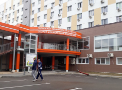 С девятого этажа больницы выпал 52-летний пациент в Волгограде: подробности ЧП