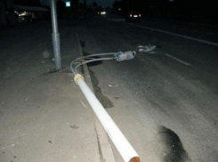 Волжанин врезался в фонарный столб на сельской дороге