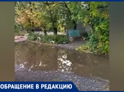 «Впору переплывать - лезем по  грязи и кустам»,- волжанин об огромной луже возле подъезда многоэтажки